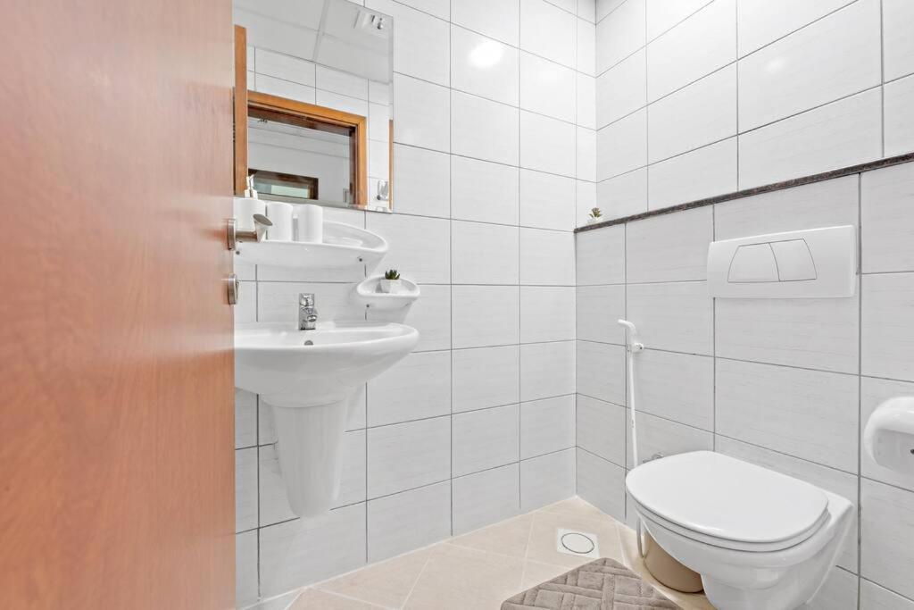 Stonetree - Furnished 1br Near In Marina Apartment *